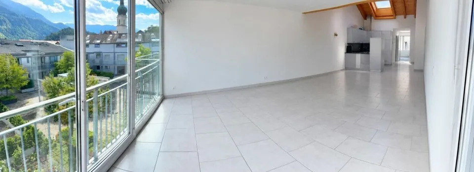 Appartement en attique spacieux de 3½ pièces avec beaucoup de charme à Domat/Ems