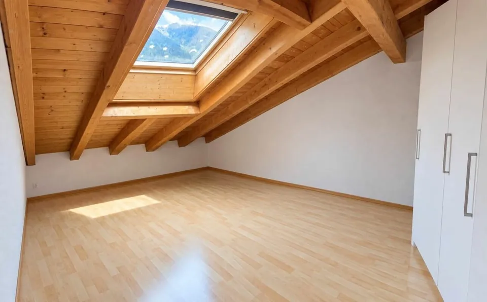 Appartement en attique spacieux de 3½ pièces avec beaucoup de charme à Domat/Ems