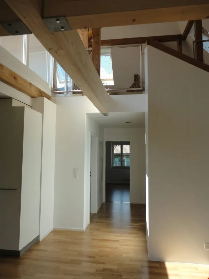 Moderno appartamento mansardato di 3,5 stanze con galleria e balcone – foto 2 di 25