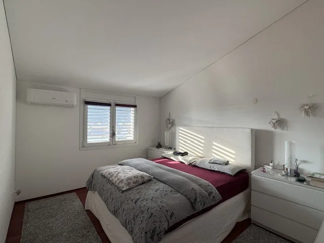 Zu vermieten: grosse 4.5 Zimmer, Panoramaterrasse, Mezzanin und 2 Parkplätze