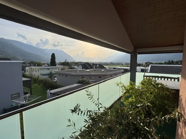 Zu vermieten: grosse 4.5 Zimmer, Panoramaterrasse, Mezzanin und 2 Parkplätze