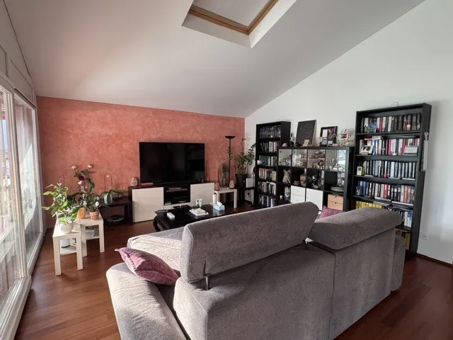 Zu vermieten: grosse 4.5 Zimmer, Panoramaterrasse, Mezzanin und 2 Parkplätze