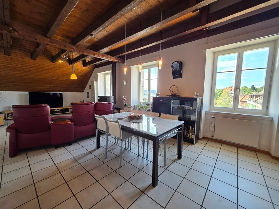 Geräumige 5,5-Zimmer-Wohnung mit schönen Volumen und angenehmer Helligkeit – Foto 2 von 12