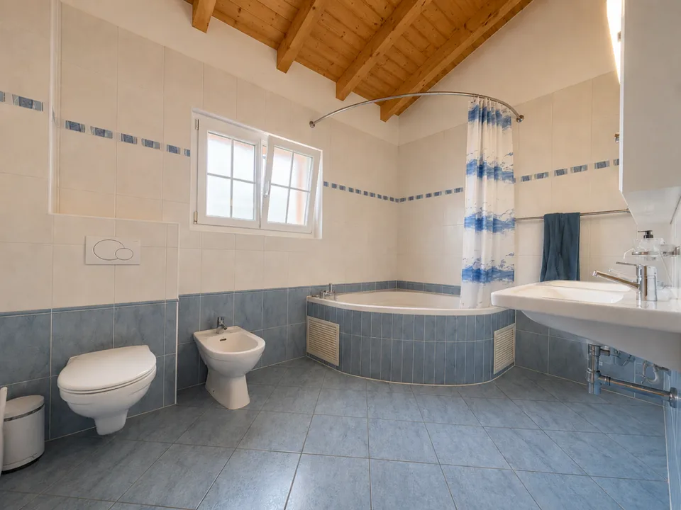Sehr geräumige individuelle Villa mit 5,5 Zimmern in Saxon mit schönem Garten – Foto 12 von 13