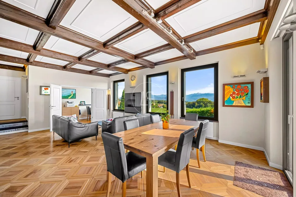 Prachtvolle Villa mit atemberaubendem Blick auf den See – Foto 8 von 13