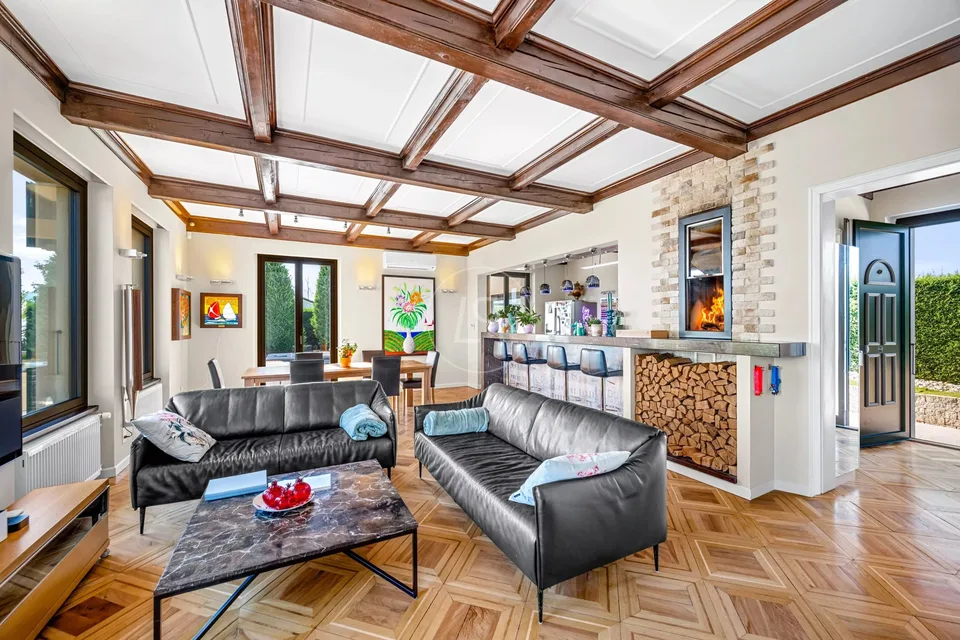 Prachtvolle Villa mit atemberaubendem Blick auf den See – Foto 10 von 13