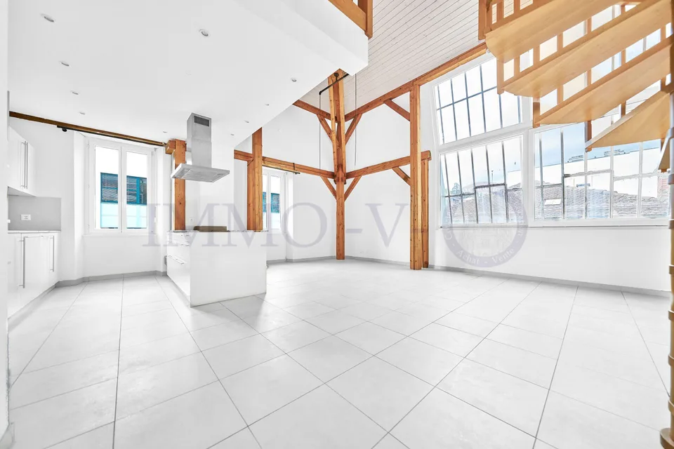 GERÄUMIGE DACHGESCHOSSWOHNUNG MIT CHARME UND SCHÖNEM VOLUMEN 200M VOM SEE