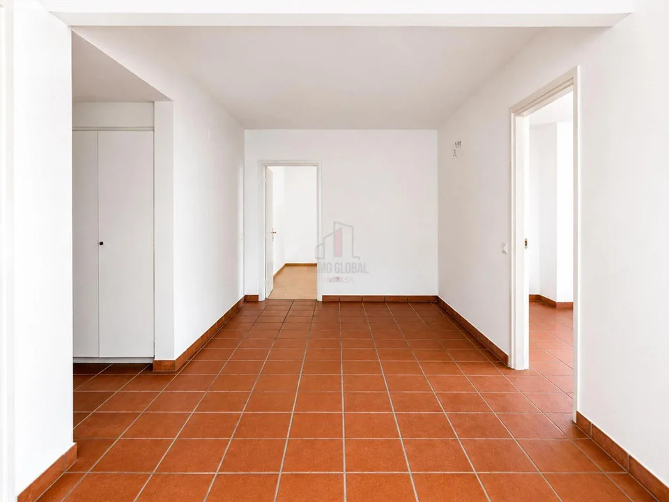 LIVING A FEW STEPS FROM THE LAKE, RENEWED THREE-ROOM APARTMENT WITH VIEW