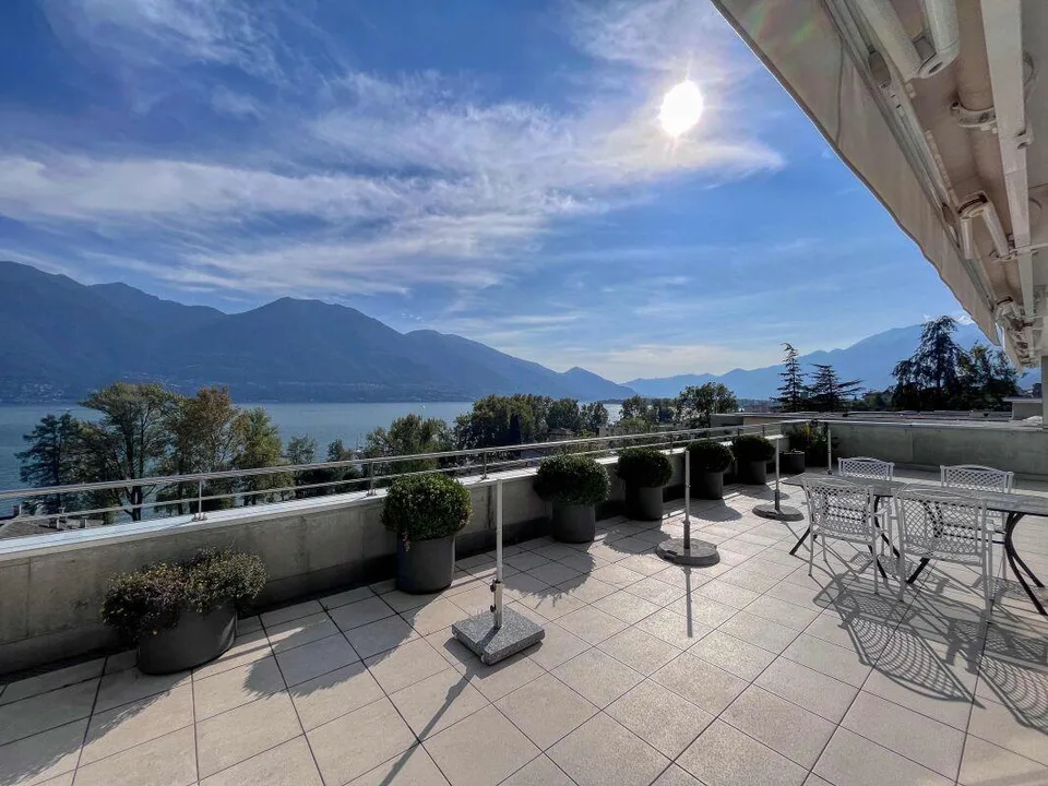 4 ½ Zimmer Penthouse-Wohnung mit Parkplätzen, Blick auf den Lago Magg...