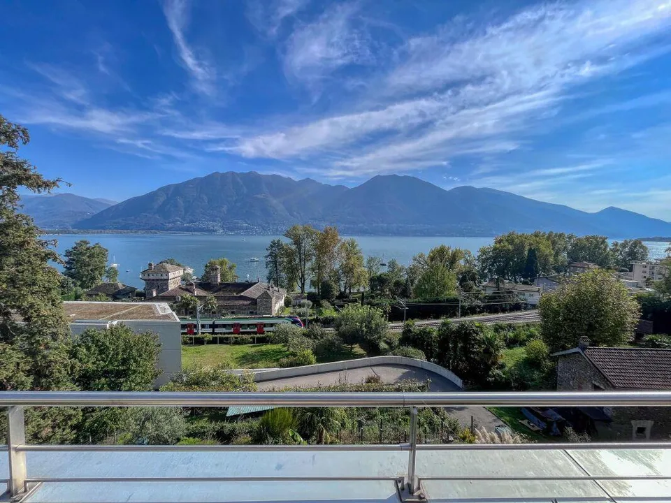 4 ½ Zimmer Penthouse-Wohnung mit Parkplätzen, Blick auf den Lago Magg...