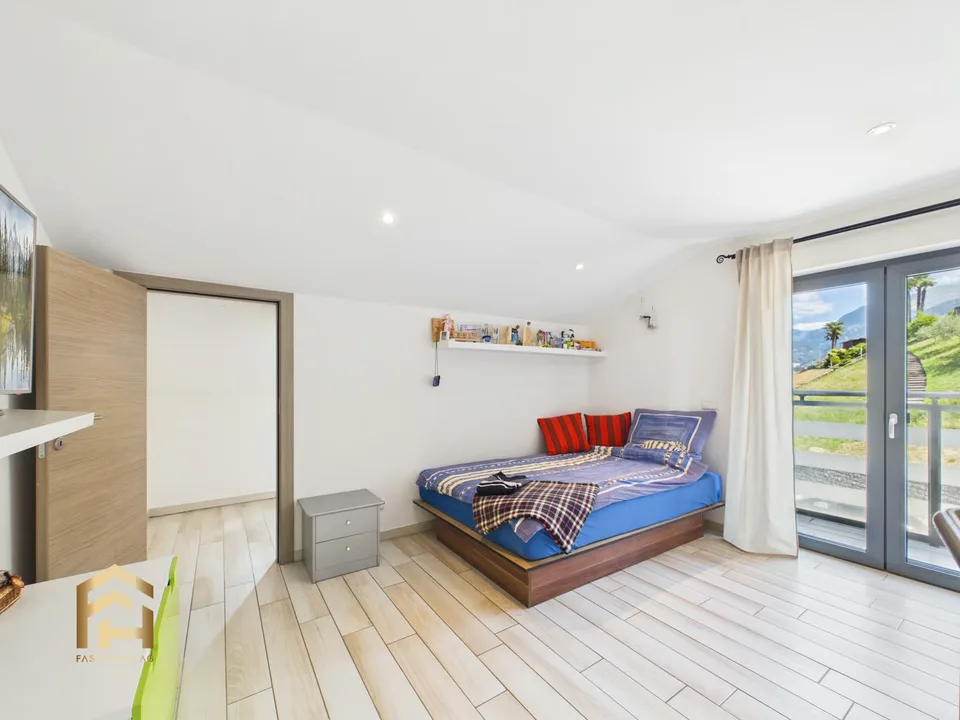 Appartement duplex avec piscine, jardin et vue sur le lac Majeur