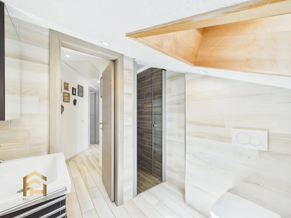Appartement duplex avec piscine, jardin et vue sur le lac Majeur