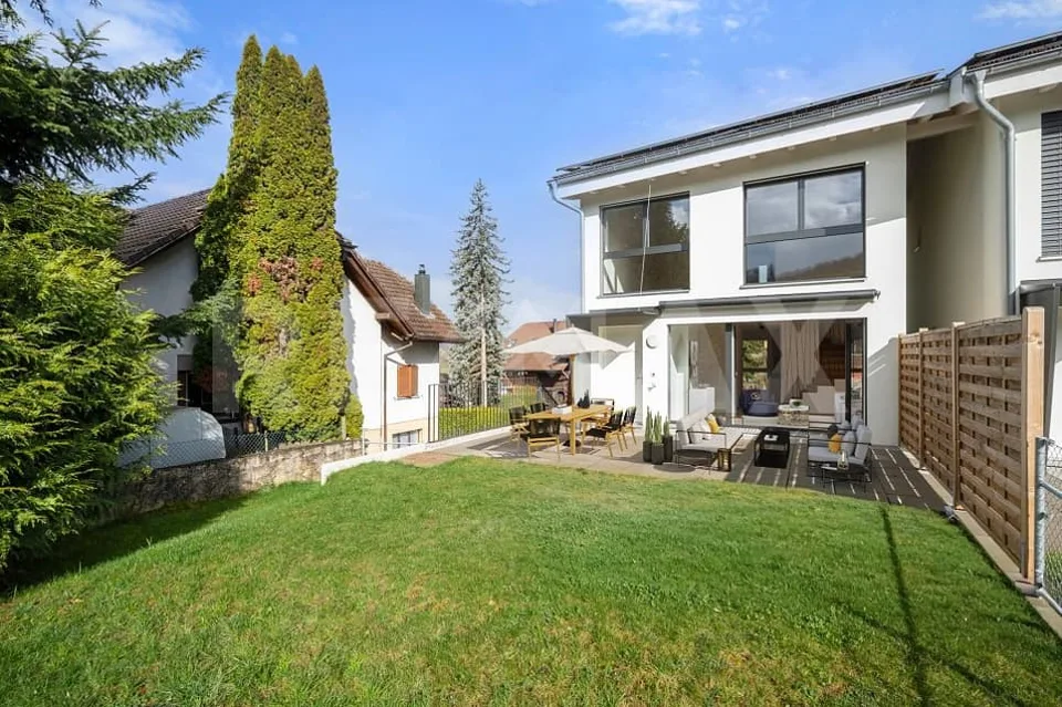 Casa unifamiliare moderna a Münchenwiler / Murten – foto 2 di 10