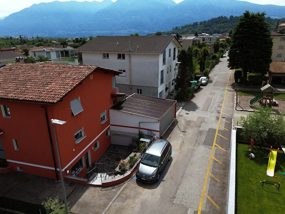 Appartement deux pièces rénové avec terrasse et entrée indépendante à Losone, idéal pour des séjours de courte à moyenne durée à Losone