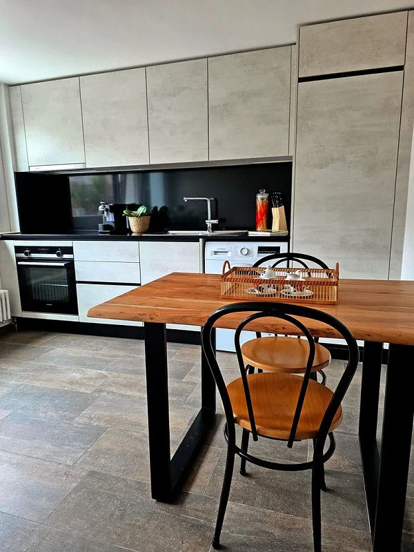 Appartement deux pièces rénové avec terrasse et entrée indépendante à Losone, idéal pour des séjours de courte à moyenne durée à Losone