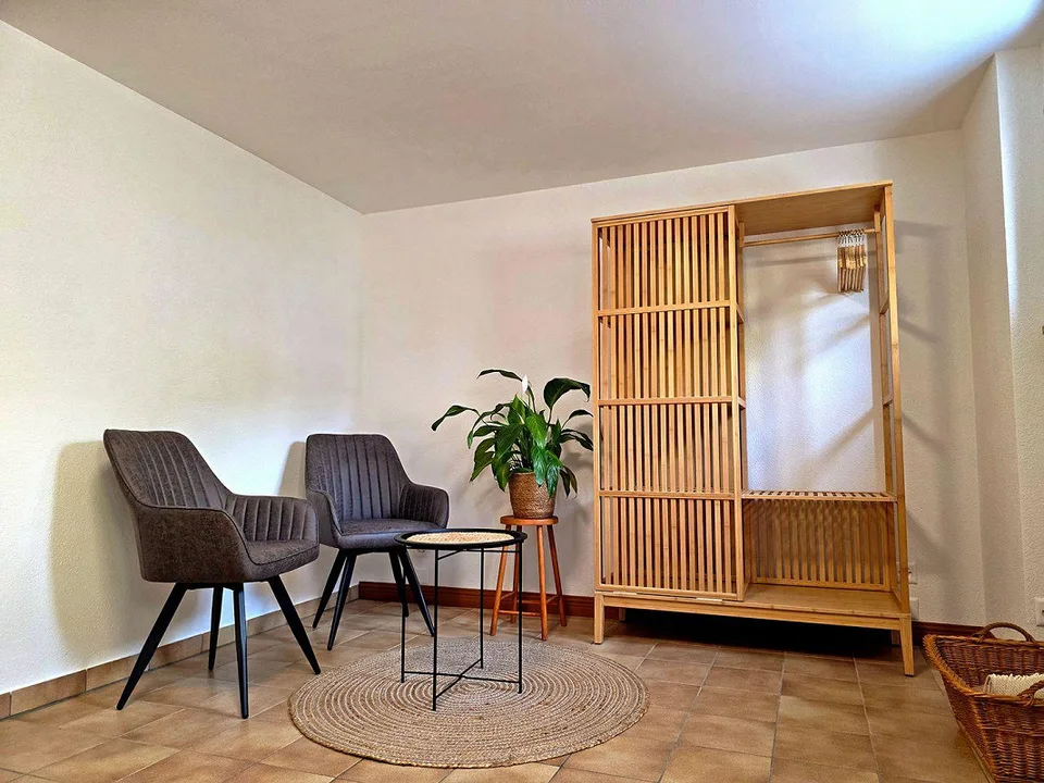 Appartement deux pièces rénové avec terrasse et entrée indépendante à Losone, idéal pour des séjours de courte à moyenne durée à Losone