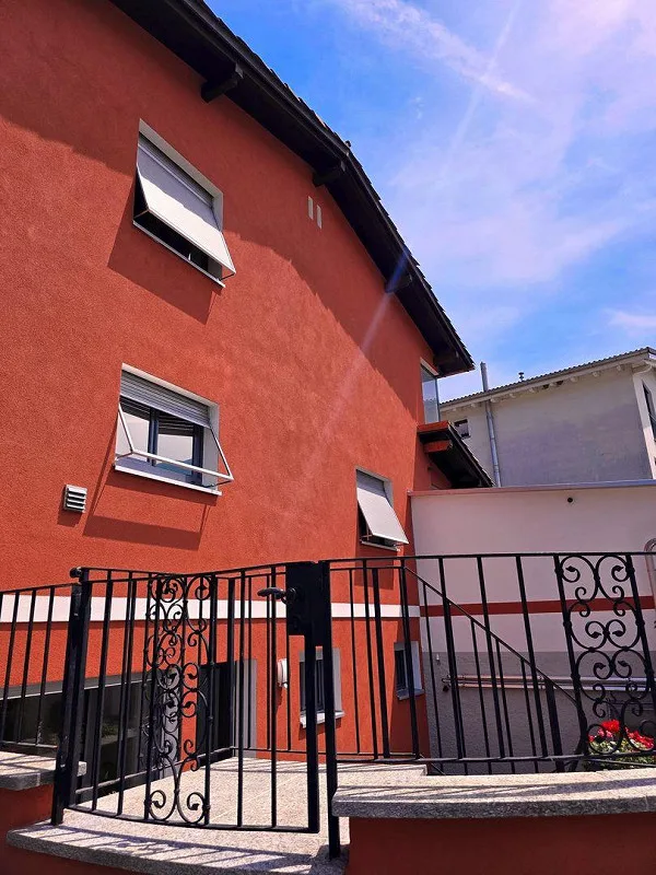 Appartement deux pièces rénové avec terrasse et entrée indépendante à Losone, idéal pour des séjours de courte à moyenne durée à Losone