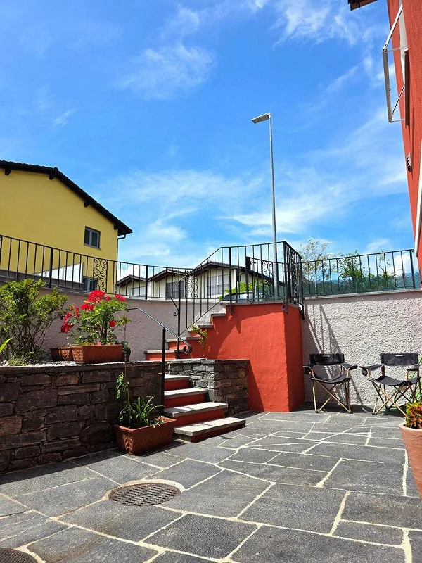Appartement deux pièces rénové avec terrasse et entrée indépendante à Losone, idéal pour des séjours de courte à moyenne durée à Losone