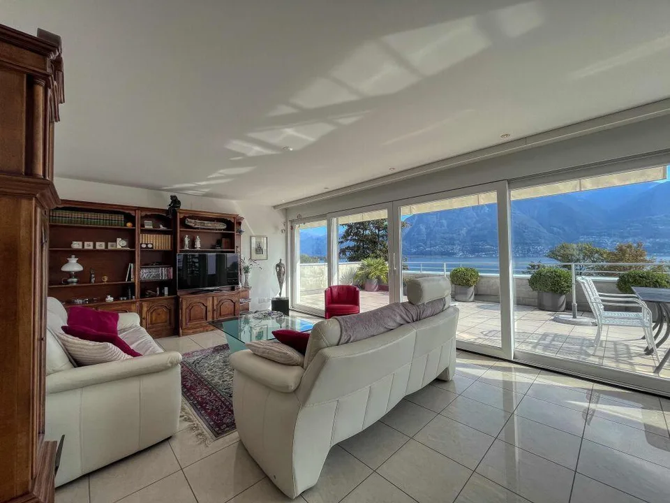 Luxus-Penthouse mit 4 ½ Zimmern, Parkplätzen, Blick auf den Lago Maggiore