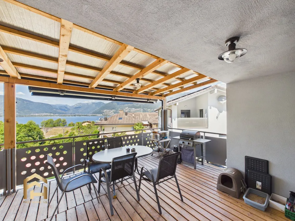 Appartement duplex avec piscine, jardin et vue sur le lac Majeur