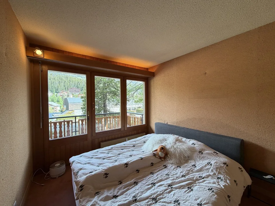 Situation exceptionnelle pour ce 4.5 pièces au bord du golf