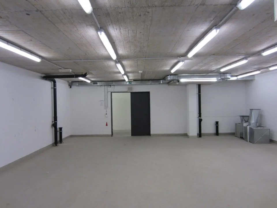 Lagerraum zu vermieten im modernen Einkaufscenter – Foto 2 von 2