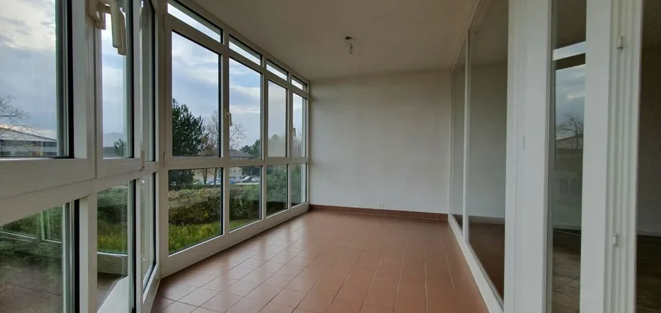 Appartamento di 3 stanze con camino e veranda