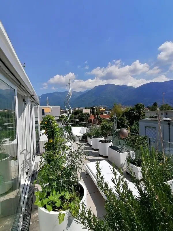 Lussuoso appartamento attico 4.5 locali con grande terrazza e 2 posti auto nel garage sotterraneo