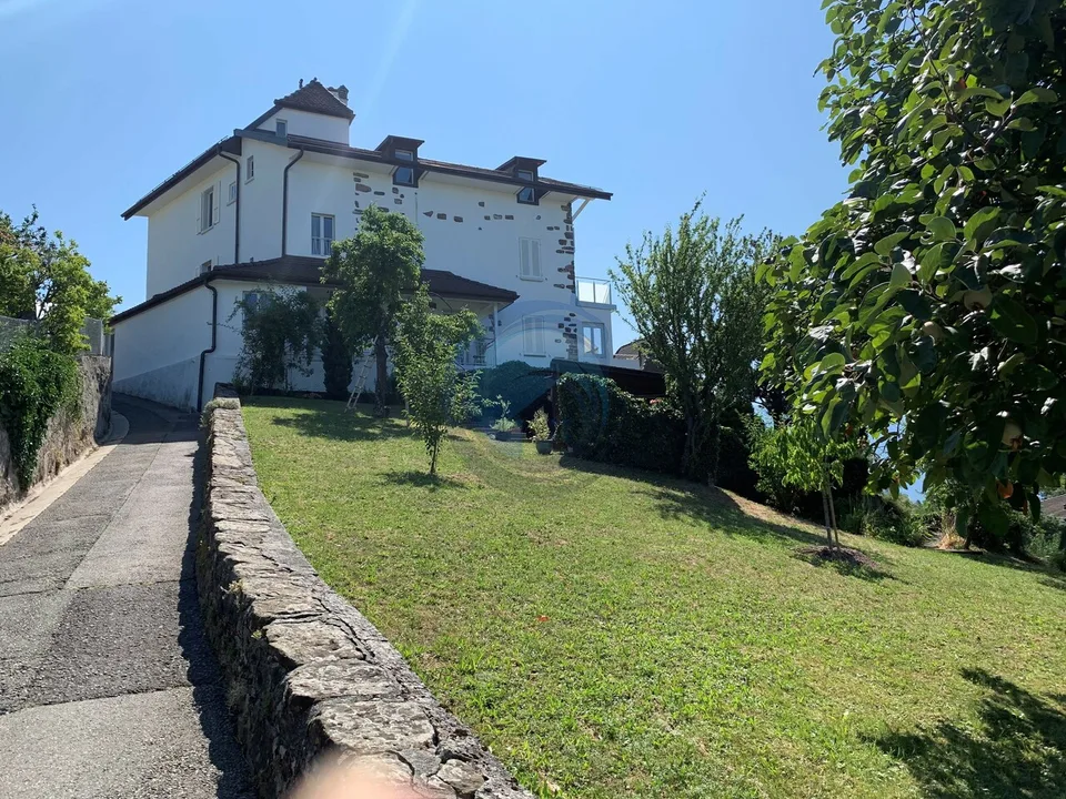 SUPERBE PROPRIÉTÉ MULTIFAMILIALE DE 4 LOGEMENTS AVEC VUE IMPRENABLE SUR LE LAC – photo 6 sur 17