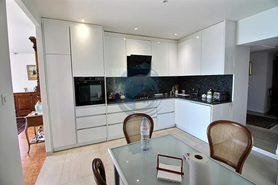 SUPERBE PROPRIÉTÉ MULTIFAMILIALE DE 4 LOGEMENTS AVEC VUE IMPRENABLE SUR LE LAC – photo 11 sur 17