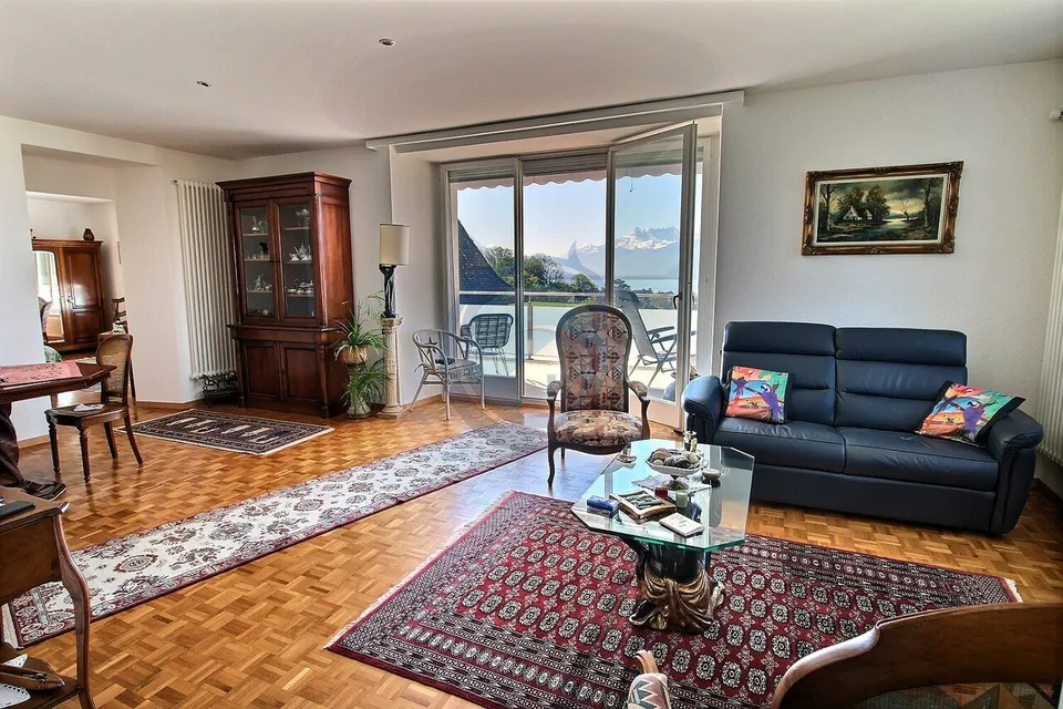 SUPERBE PROPRIÉTÉ MULTIFAMILIALE DE 4 LOGEMENTS AVEC VUE IMPRENABLE SUR LE LAC – photo 8 sur 17