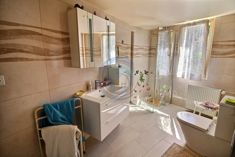 SUPERBE PROPRIÉTÉ MULTIFAMILIALE DE 4 LOGEMENTS AVEC VUE IMPRENABLE SUR LE LAC – photo 15 sur 17