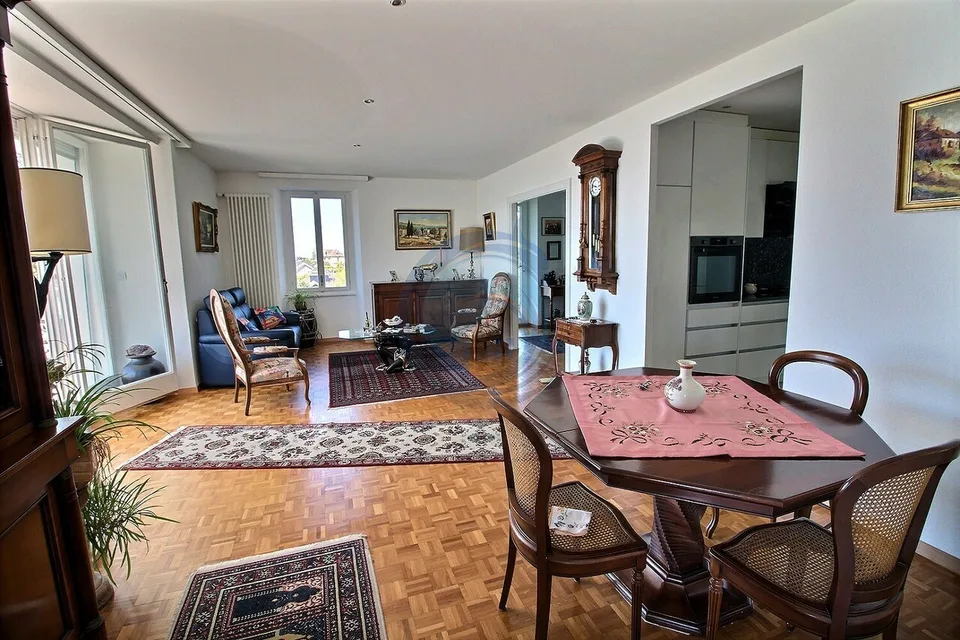 SUPERBE PROPRIÉTÉ MULTIFAMILIALE DE 4 LOGEMENTS AVEC VUE IMPRENABLE SUR LE LAC – photo 9 sur 17