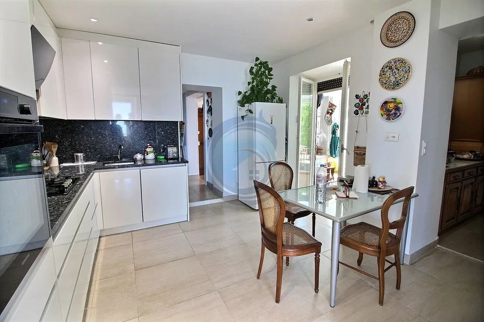 SUPERBE PROPRIÉTÉ MULTIFAMILIALE DE 4 LOGEMENTS AVEC VUE IMPRENABLE SUR LE LAC – photo 10 sur 17