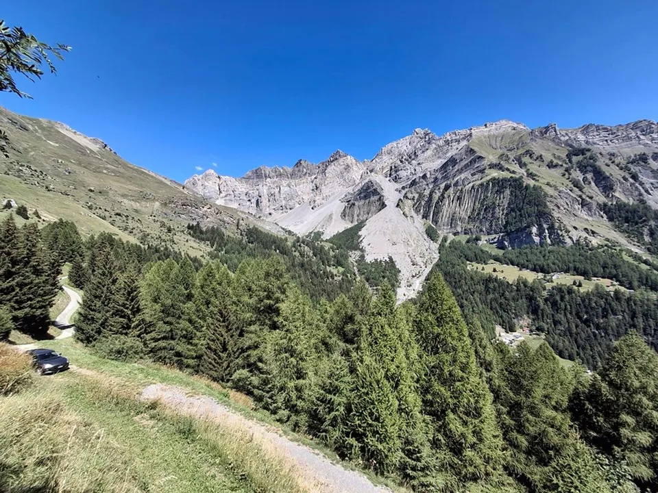 Charmante Mayen mit herrlichem Panoramablick auf die Berge – Foto 3 von 10
