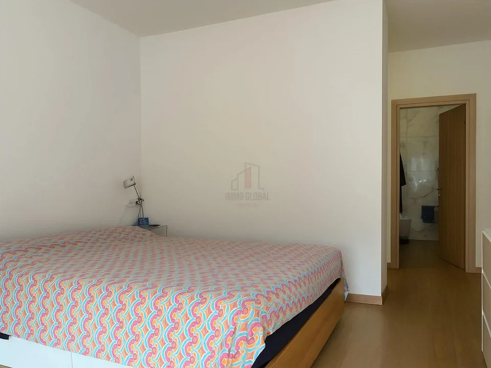 COMODO CON PARZIALE VISTA LAGO – foto 8 di 13