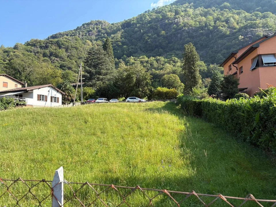 BAUEN IN EINEM SONNIGEN WOHNGEBIET UMGEBEN VON GRÜN – Foto 8 von 9