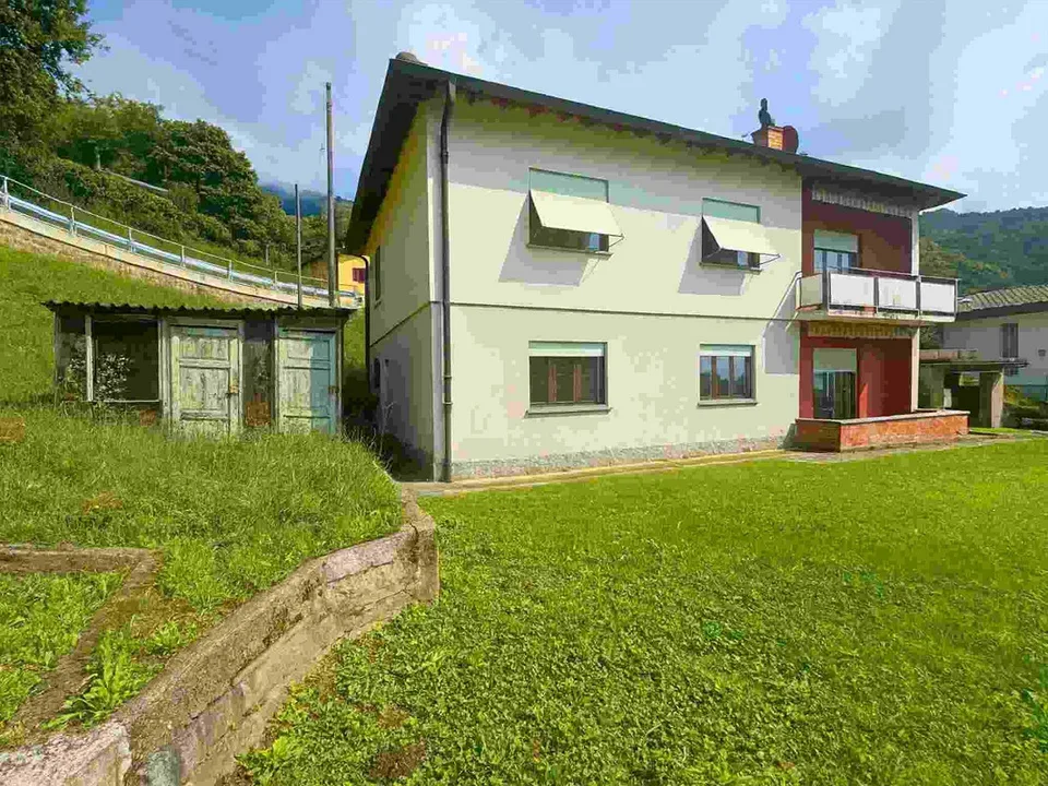 NELLA SPLENDIDA CAPRIASCA INCORNICIATA NEL VERDE – foto 9 di 11