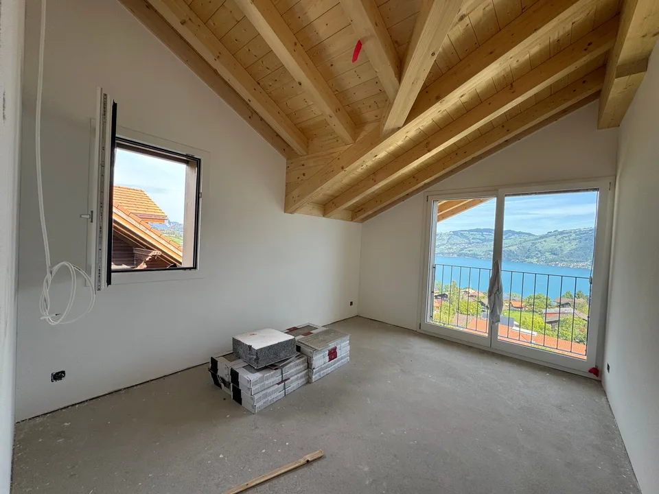 Herrliche Sicht auf den Thunersee, Grosszügige Terrasse (ca. 30 m²), Erstbezug im Neubau mit vier Einheiten – Foto 6 von 18