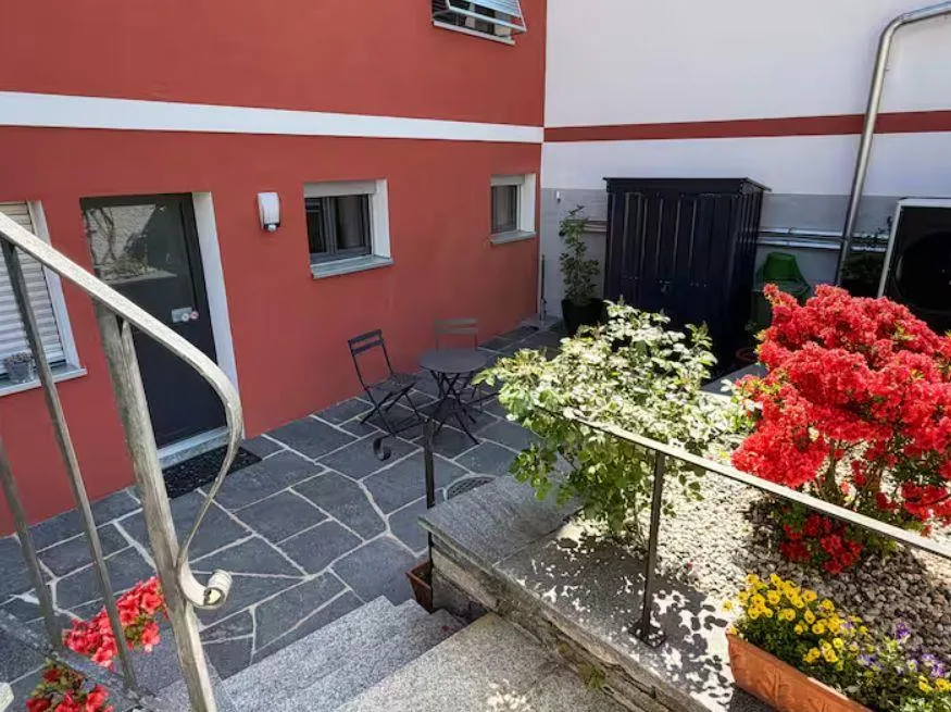 Bilocale ristrutturato con terrazza, ingresso indipendente e parcheggio incluso a Losone – disponibile da novembre per soggiorni di media durata – foto 20 di 20