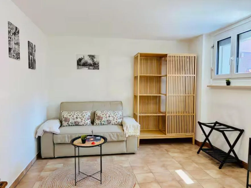 Bilocale ristrutturato con terrazza, ingresso indipendente e parcheggio incluso a Losone – disponibile da novembre per soggiorni di media durata – foto 11 di 20