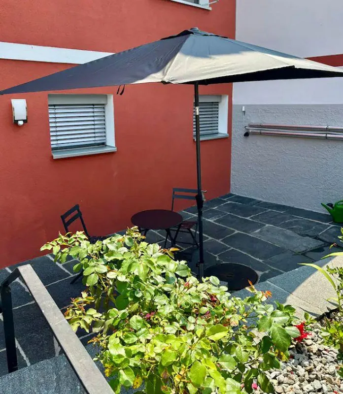 Bilocale ristrutturato con terrazza, ingresso indipendente e parcheggio incluso a Losone – disponibile da novembre per soggiorni di media durata – foto 17 di 20