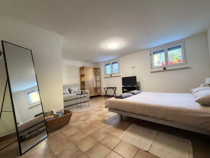 Bilocale ristrutturato con terrazza, ingresso indipendente e parcheggio incluso a Losone – disponibile da novembre per soggiorni di media durata – foto 16 di 20