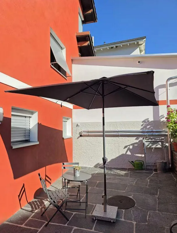 Bilocale ristrutturato con terrazza, ingresso indipendente e parcheggio incluso a Losone – disponibile da novembre per soggiorni di media durata – foto 18 di 20