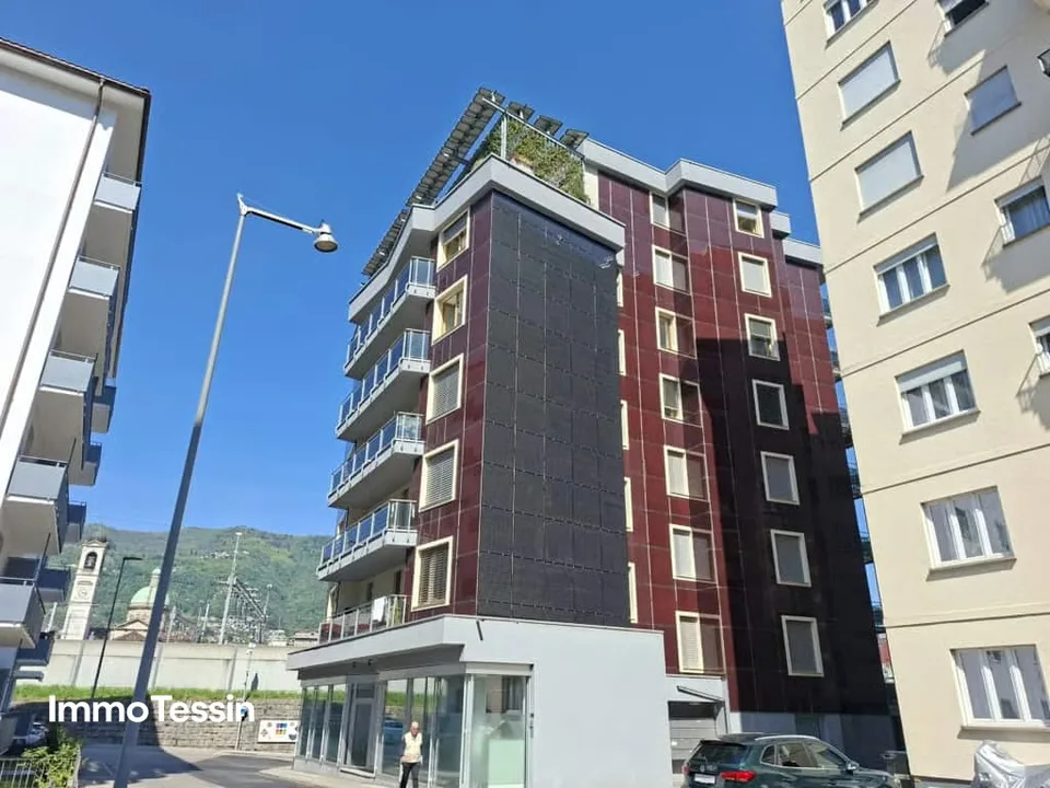 Propriété d'investissement attrayante avec 19 appartements et un espace commercial dans un emplacement central de premier choix à Chiasso – photo 2 sur 13