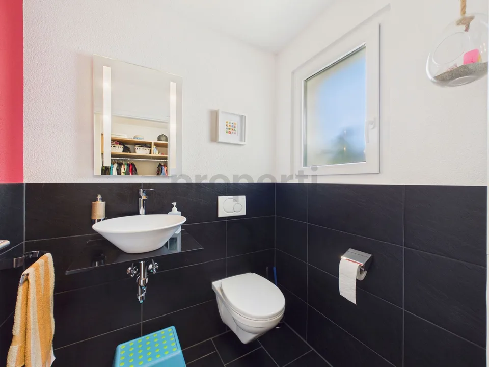 RESERVIERT Freistehendes Einfamilienhaus von 2012: Modulare Fussbodenheizung, 5 Schlafzimmer und sonniger Garten – Foto 12 von 13