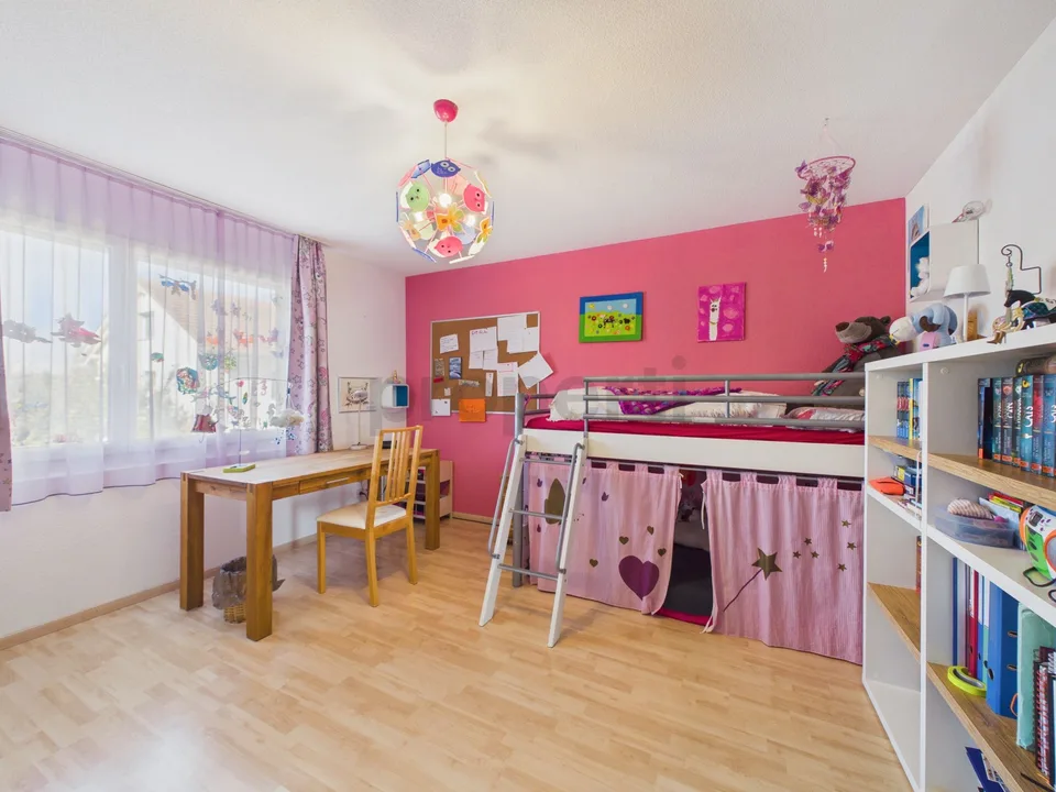 RESERVIERT Freistehendes Einfamilienhaus von 2012: Modulare Fussbodenheizung, 5 Schlafzimmer und sonniger Garten – Foto 10 von 13