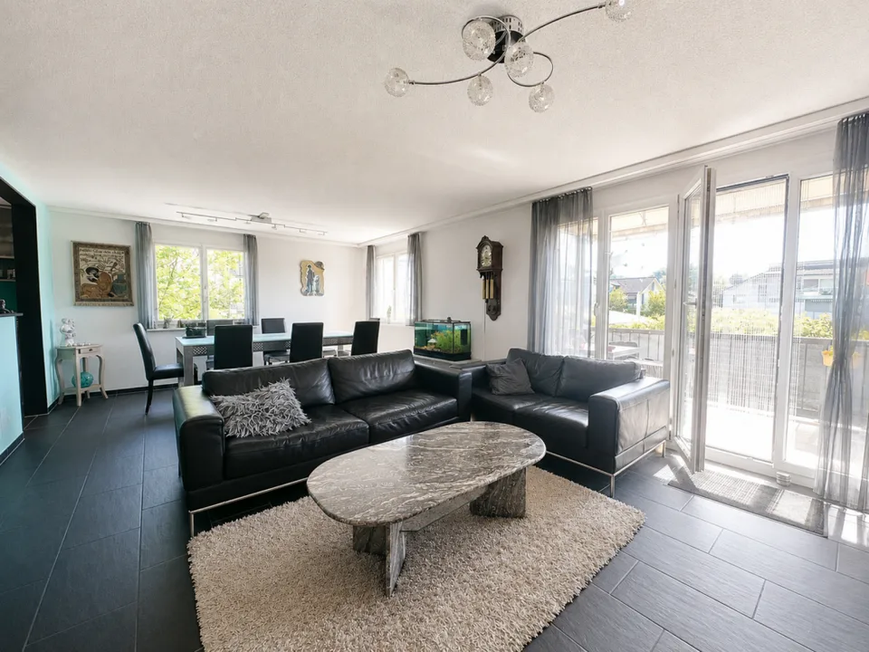 Appartement 4.5 pièces modernisé avec vue dégagée – photo 4 sur 10