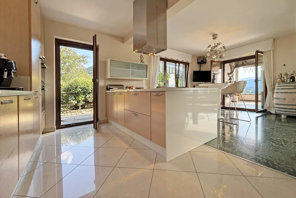 BEAUTIFUL VILLA 5.5 ROOMS WITH LAKE VIEW AND INDOOR POOL IN PURA – photo 4 of 17