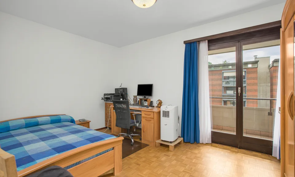 GERÄUMIGE UND HELL 3.5 ZIMMER MIT 2 BALKONEN UND GARAGE IN AGNO – Foto 8 von 11
